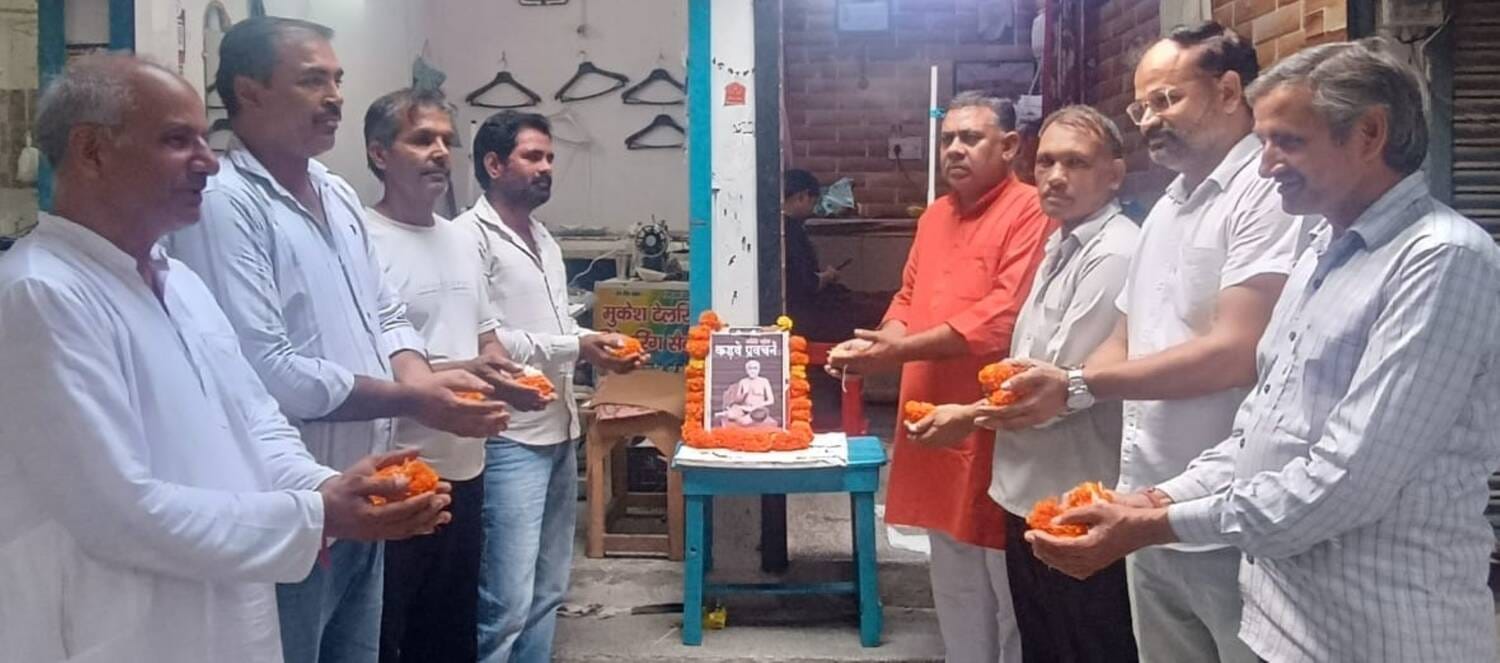 फोटो - मेन बाजार में मुनिश्री तरुण सागर को नमन करते हुए संगठन के सदस्य। स्रोत - प्रवक्ता