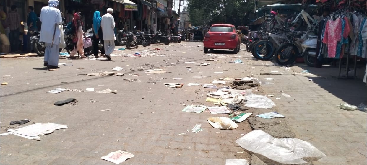 Heaps of garbage amidst Janmashtami festivities; sanitation system in disarray.