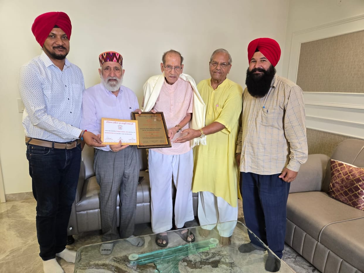 Haryana Sahitya Akademi honored Dr. Shiv Kumar at his home.