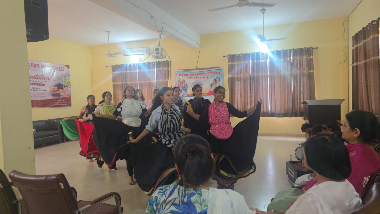 फोटो : सोनीपत के टीकाराम कन्या महाविद्यालय में कार्यशाला के समापन अवसर पर लोकनृत्य करती  छात्रा