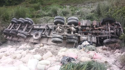 फतेहाबाद फोटो। आगरा लखनऊ एक्सप्रेसवे से खाई में पलटा चूना से भरा ट्रेलर