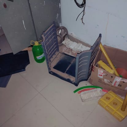 फतेहाबाद फोटो। प्राथमिक विद्यालय चमरौली द्वितीय में चोरी के बाद बिखरा पड़ा सामान