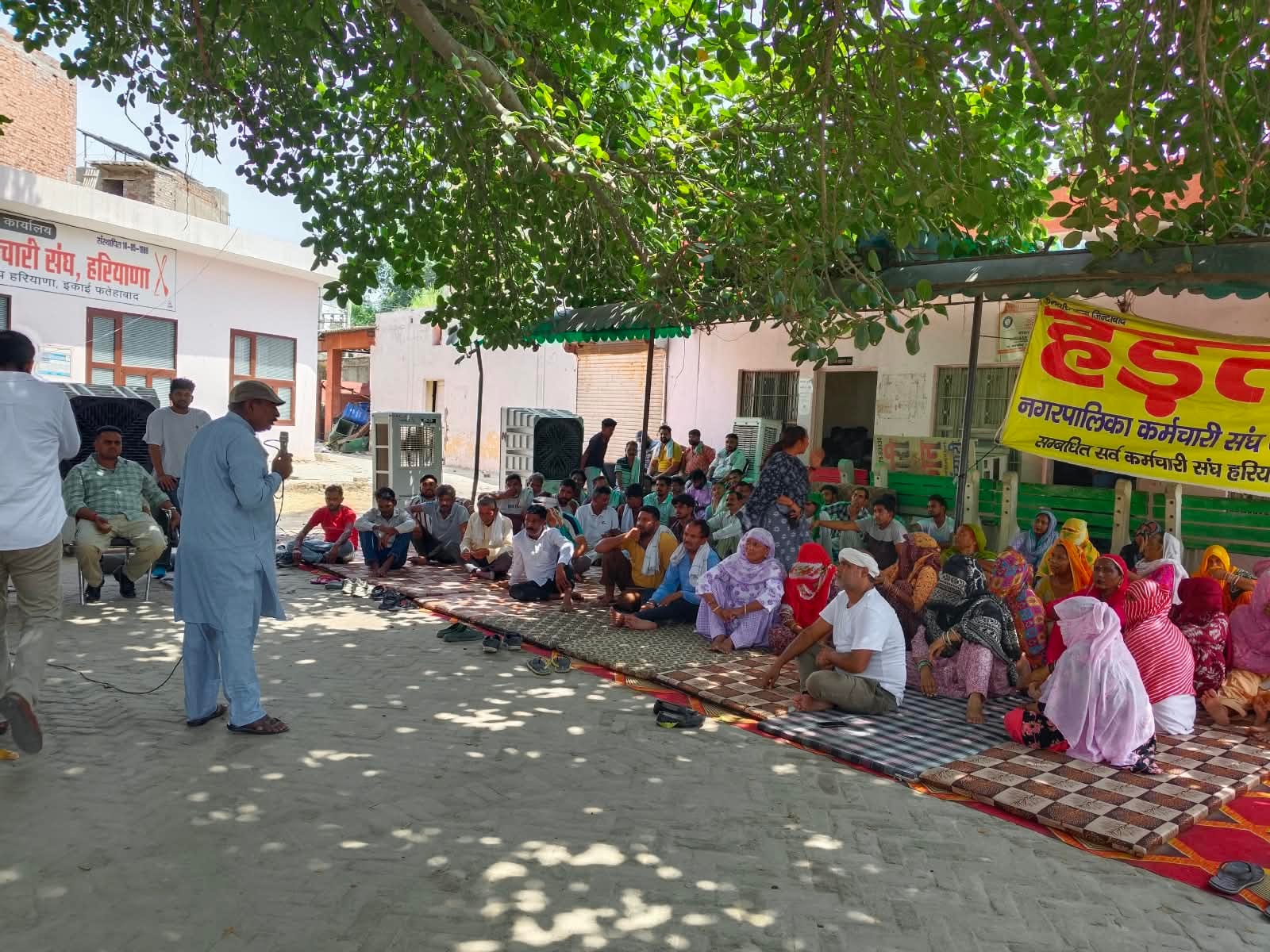 फतेहाबाद में प्रदर्शन करते हुए सफाईकर्मी।