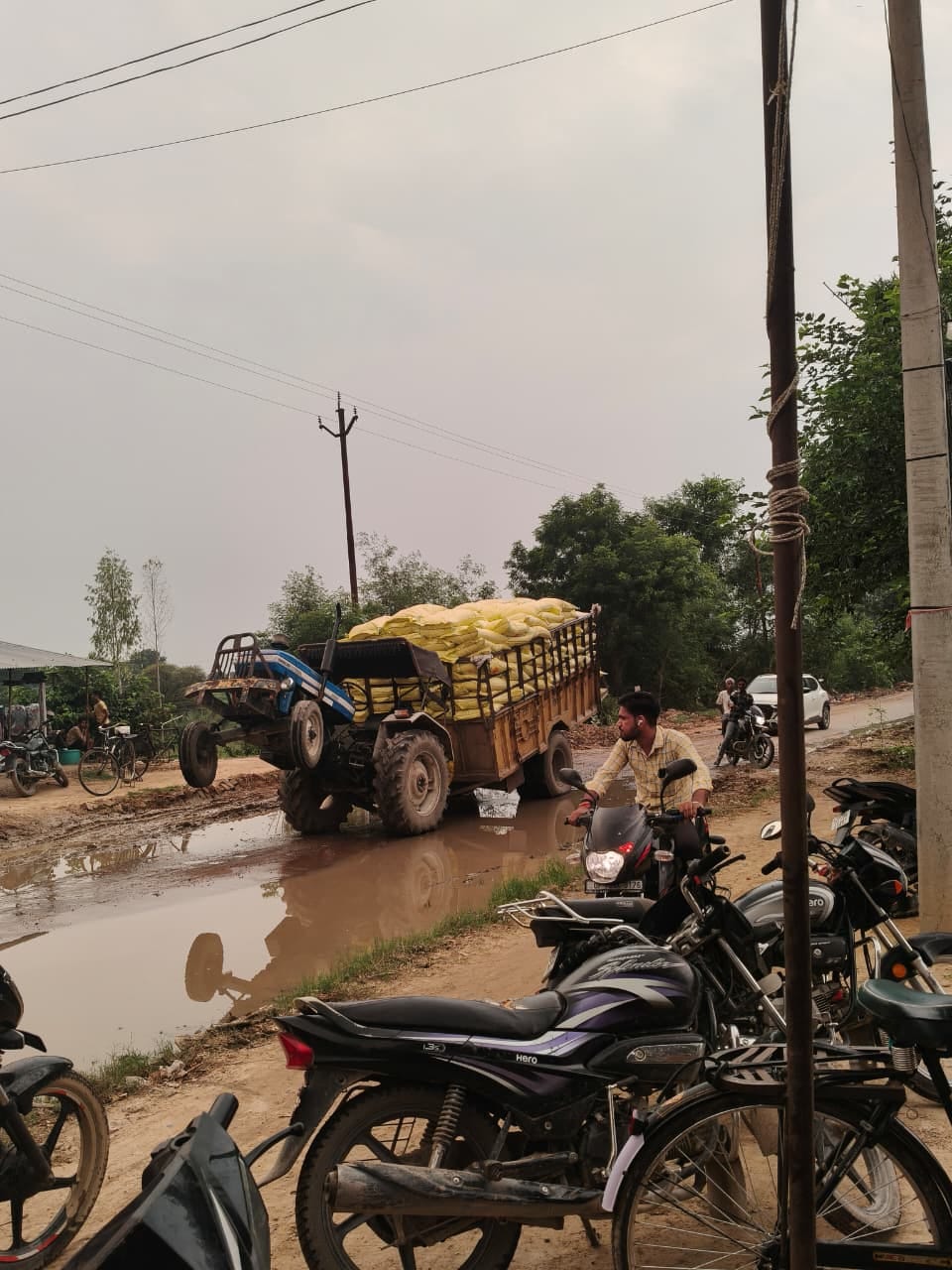 गड्ढे में फंसने के कारण उठा ट्रैक्टर का अगला हिस्सा। स्रोत: स्थानीय