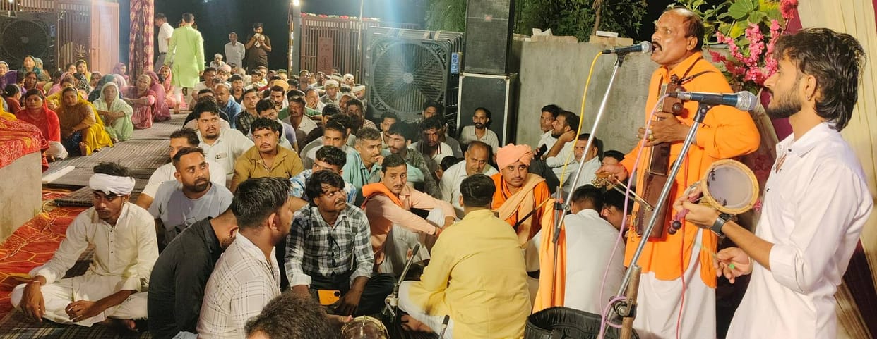 Devotees danced to the bhajans of Goga Ji