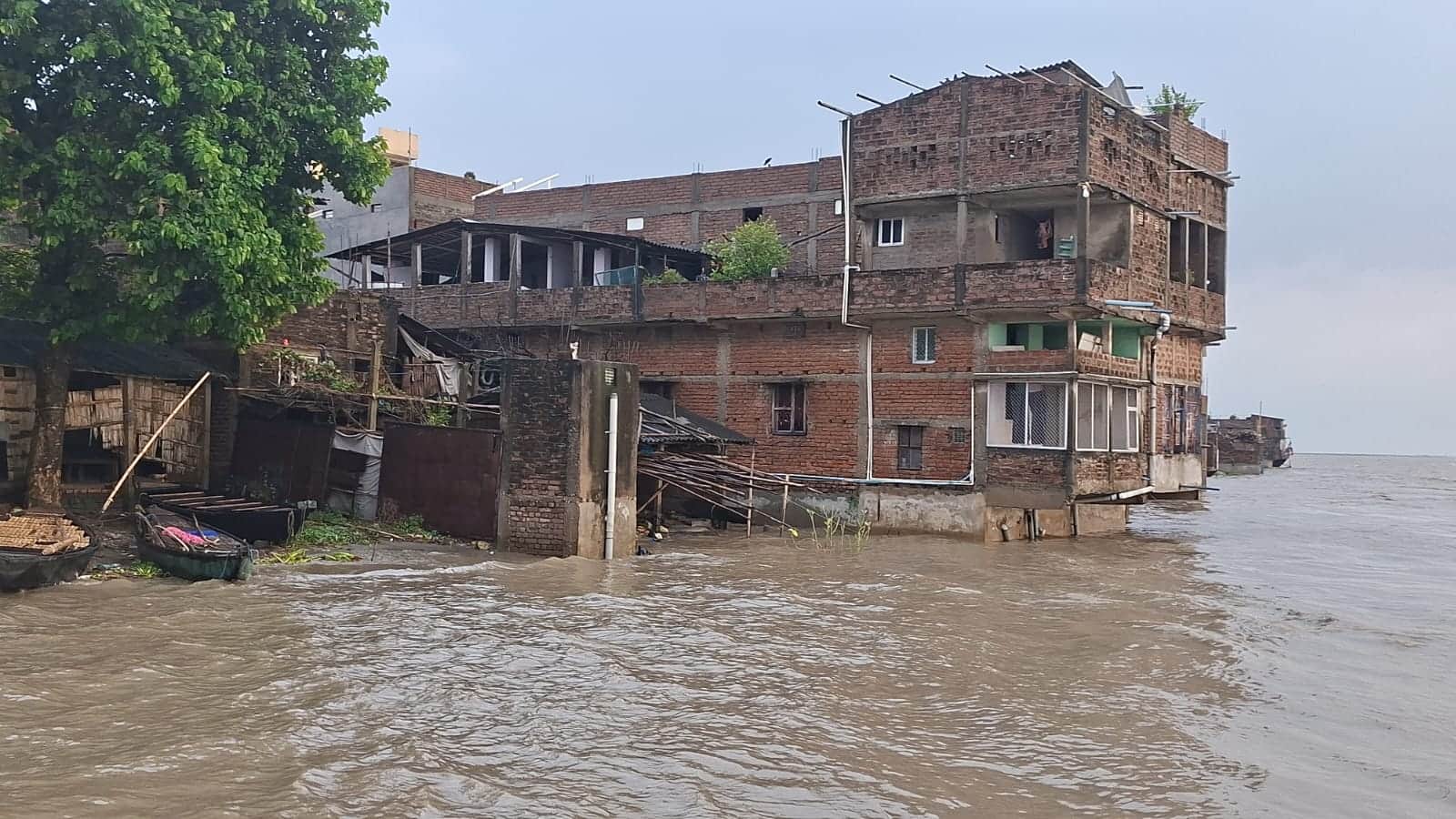 गंगा के पानी में घिरा मकान, ग्रामीण भयभीत