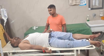 गोली लगने से घायल युवक। संवाद
