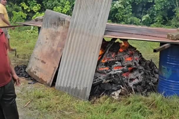 When the funeral pyre began to be extinguished by the rain, the last rites were performed under a sheet of tin
