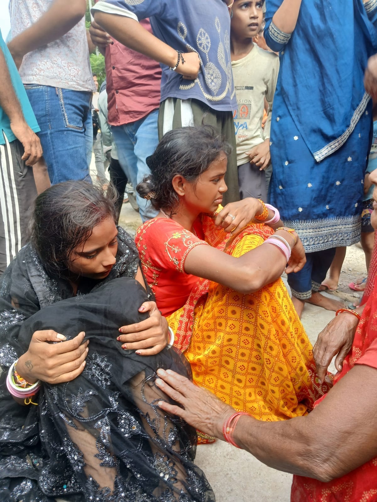 Women from the Babariya gang snatched a *mangalsutra* from a woman on the highway in broad daylight; villagers apprehended them.