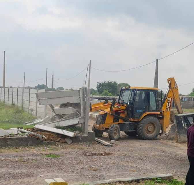 Encroachment removed from land worth 125 crore.