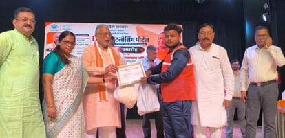 गांधी भवन में नगर निगम के आउटसोर्स कर्मचारी को लाभ प्रमाणपत्र देते वित्त मंत्री सुरेश कुमार खन्