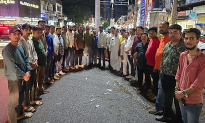 गांधी चौक पर इकट्ठा कांग्रेसी।