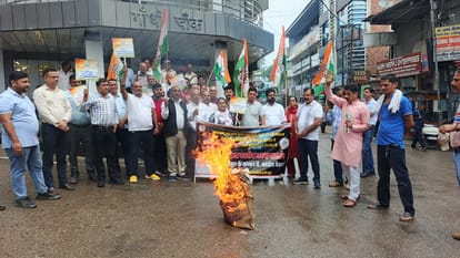 गांधी चौक पर केंद्र सरकार का पुतला फूंकने के दौरान नारेबाजी करते कांग्रेस पदाधिकारी व कार्यकर्त