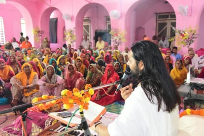 गांव सीहा में चल रहे दिव्य अमृतमय चातुर्मास समारोह के दौरान उपस्थित महिला श्रद्धालु। स्त्रोत: 