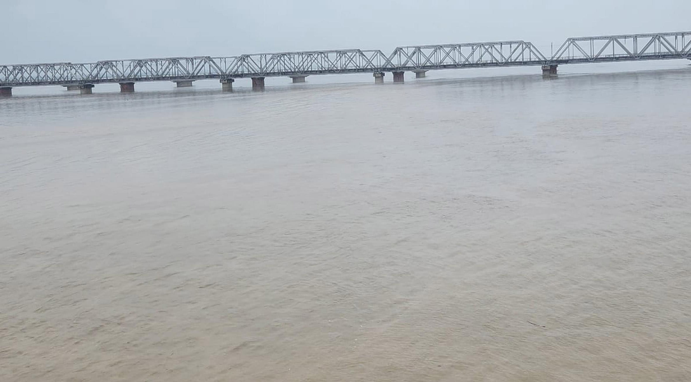  घाघरा घाट स्थित एल्गिन ब्रिज पर बढ़ा सरयू नदी का जलस्तर।