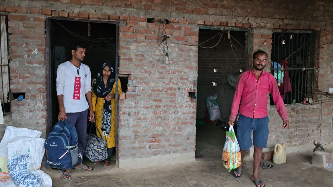 घर से सामान निकलते सर्वेश और दिनेश।संवाद