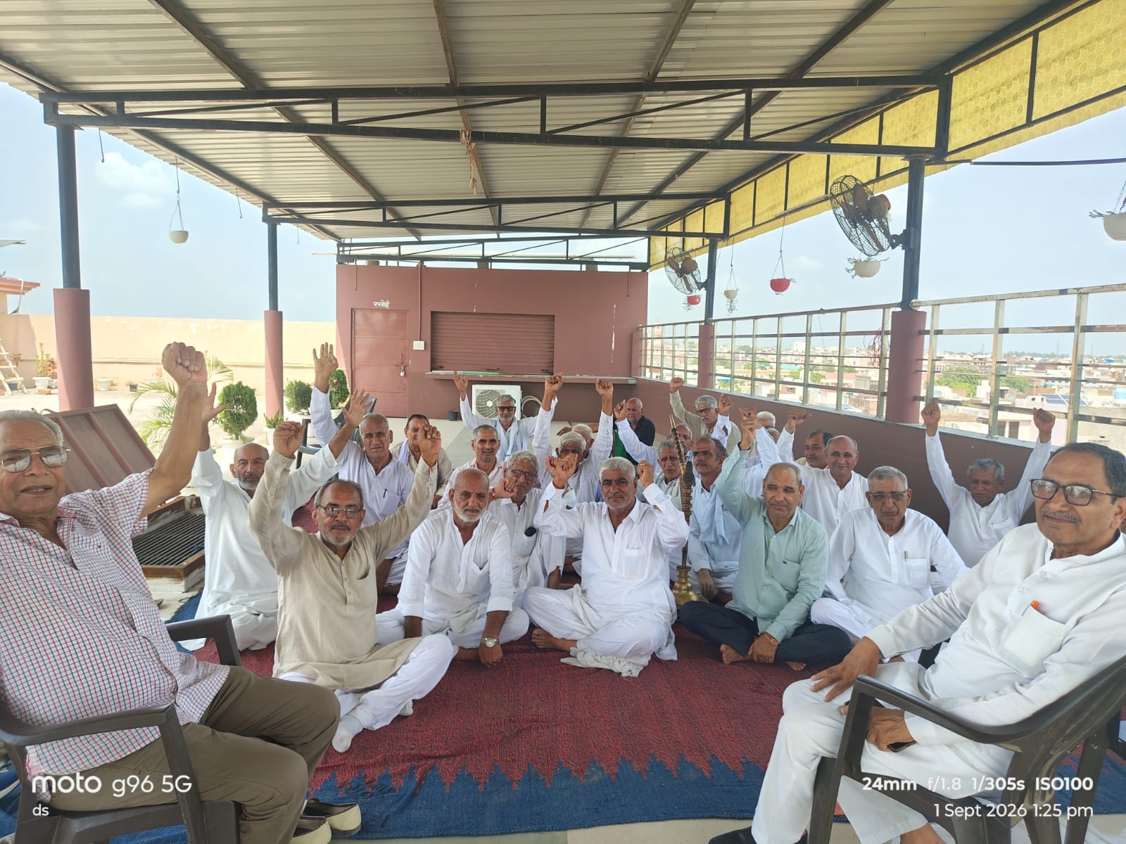 हांसी जाट धर्मशाला में बैठक करते हुए जाट समाज के लोग। संवाद
