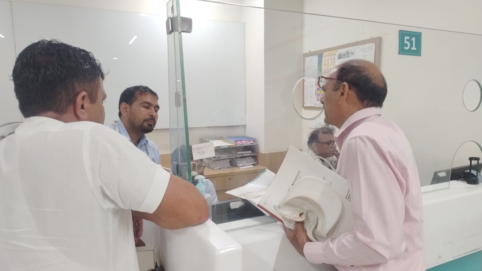 हिसार के एक निजी अस्पताल में आयुष्मान कार्ड से इलाज बंद होनेपूछताछ करता एक व्यिक्त।