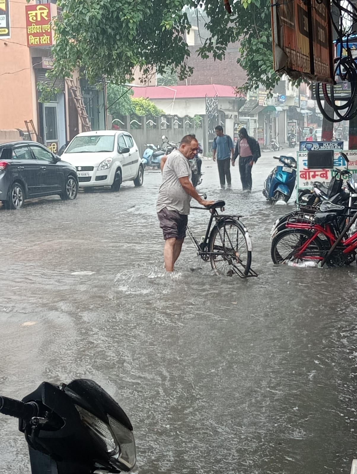 Inconvenience caused by waterlogging on roads and streets following two hours of rain