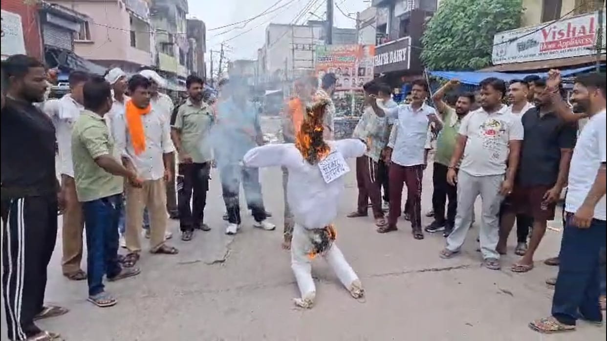 Striking employees dumped garbage on the road