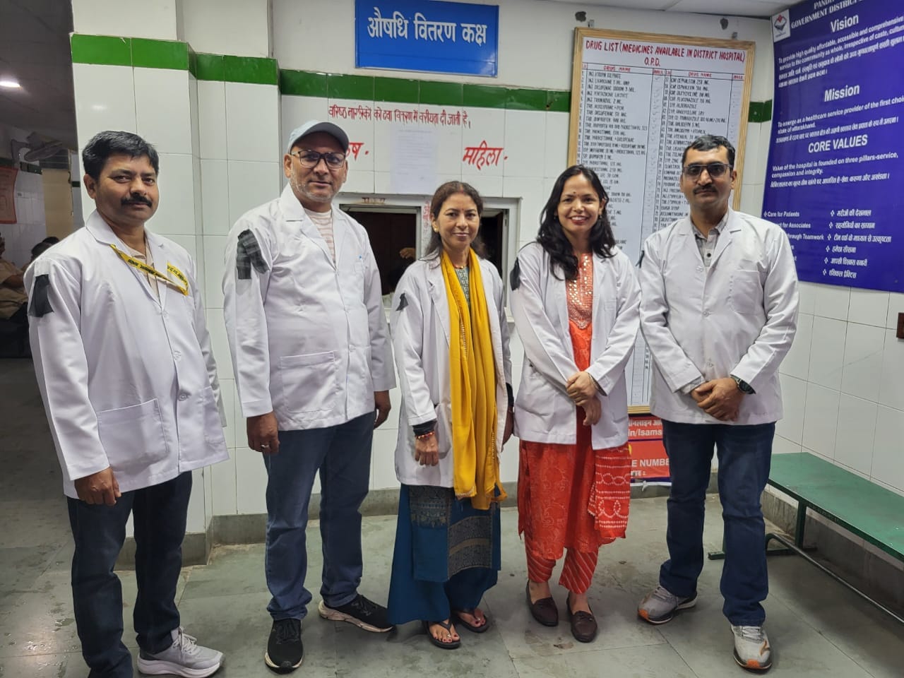 जिला अस्पताल अल्मोड़ा में काला फीता बांधकर विरोध जताते फार्मासिस्ट।