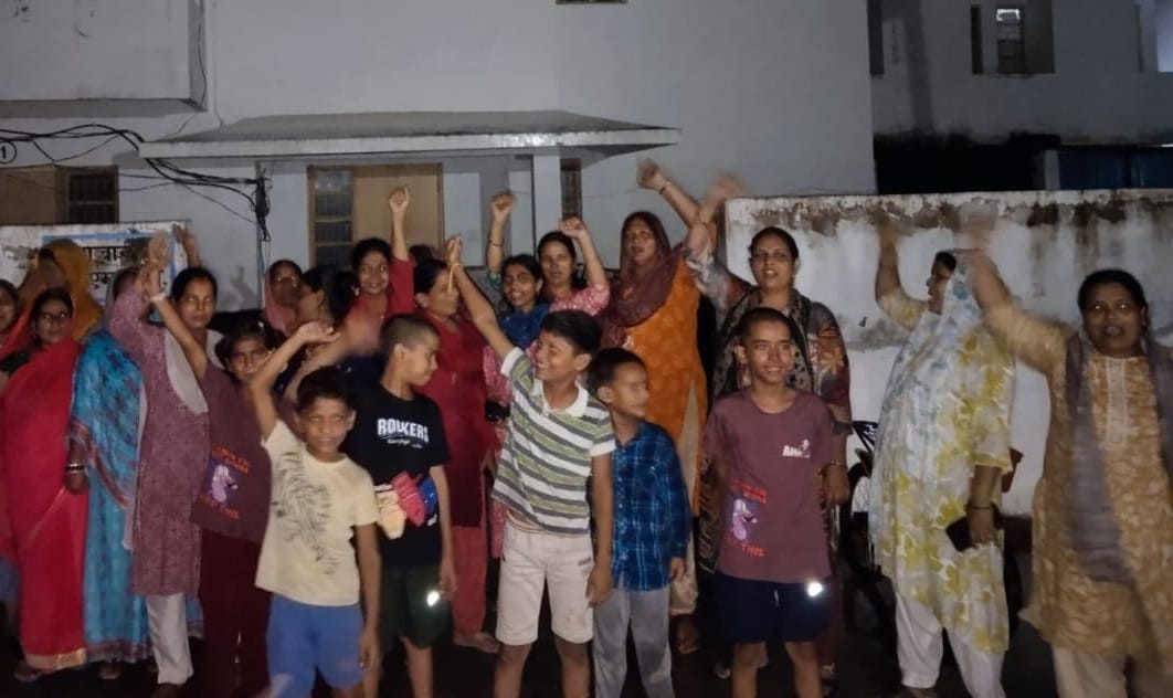 जिला अस्पताल कालोनी में बिजली कटौती के विरोध में प्रदर्शन करते महिलाएं और बच्चे। स्रोत- स्वयं