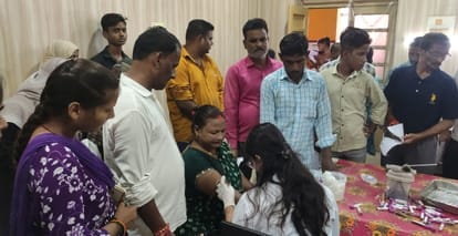 जिला अस्पताल में ब्लड जांच कराने के लिए लगी मरीजों की भीड़।