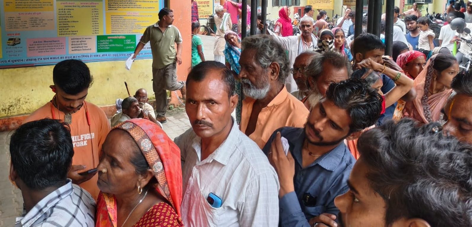जिला अस्पताल में पर्चा बनवाने के लिए लगी लाइन। संवाद