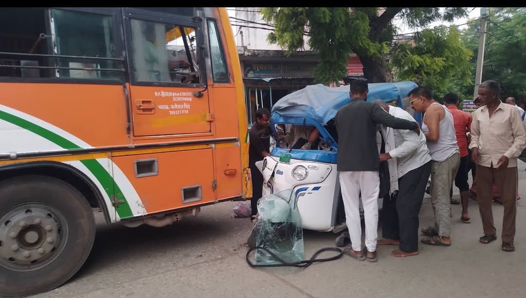 जलालाबाबाद-कलान मार्ग पर हादसे में क्षतिग्रस्त ऑटो। संवाद