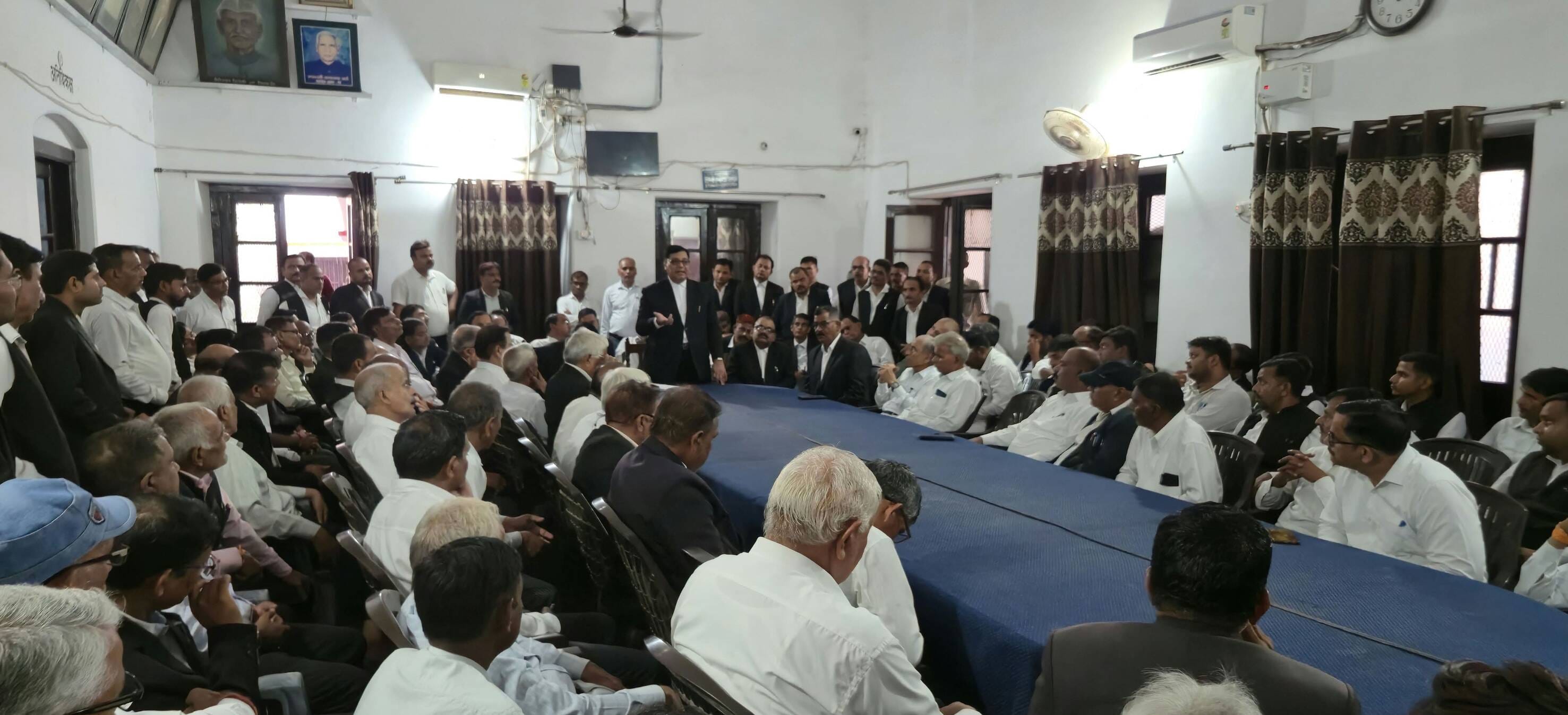 कचहरी में बैठक को संबोधित करते बार एसोसिएशन के अध्यक्ष कालिका प्रसाद मिश्रा।
