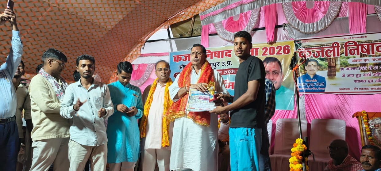 Neeraj wins boat race at Nishad Kajli Mela.