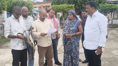 कलेक्ट्रेट में बुधवार को जिलाधिकारी से मिलने पहुंची  मृतक की पत्नी अंजनी मौर्य व अन्य।