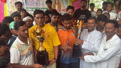 क्रिकेट टूर्नामेंट में पुरस्कृत किए गए खास खिलाड़ी। संवाद