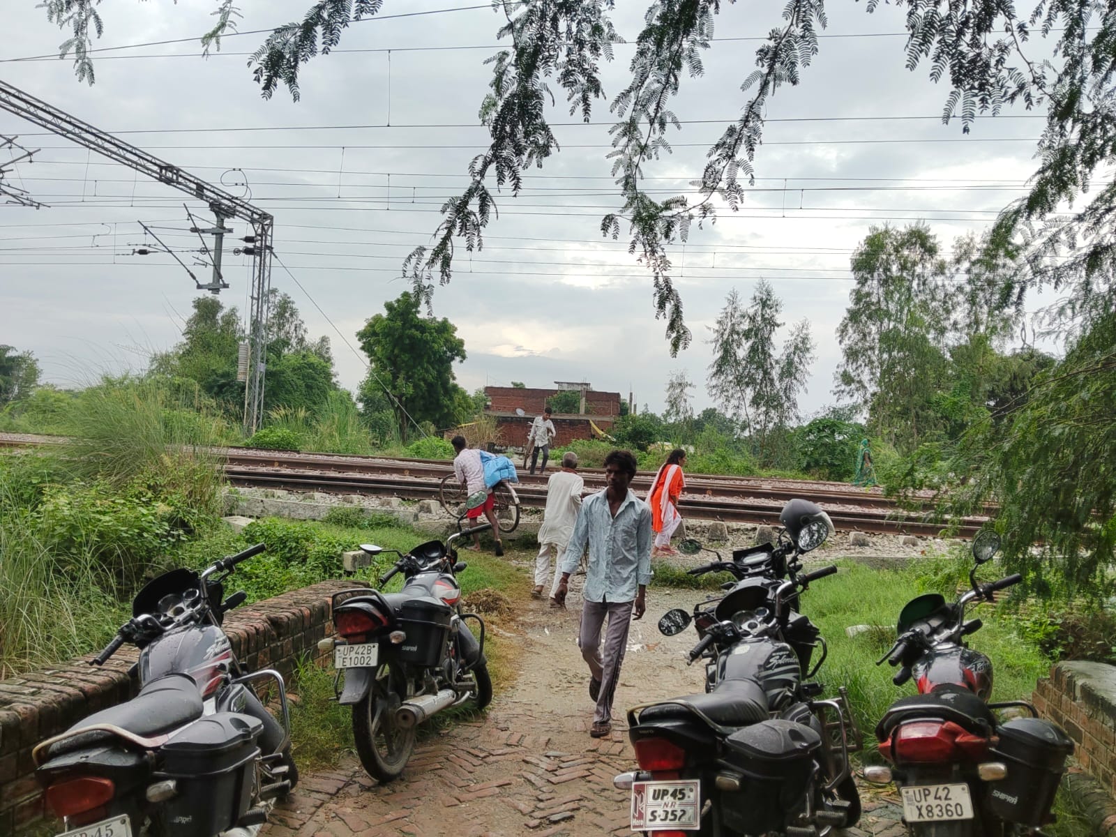 कटेहरी क्षेत्र के निनामपुर गांव में अंडरपास में जलभराव होने से रेलवे ट्रैक पार करने को मजबूर ग्