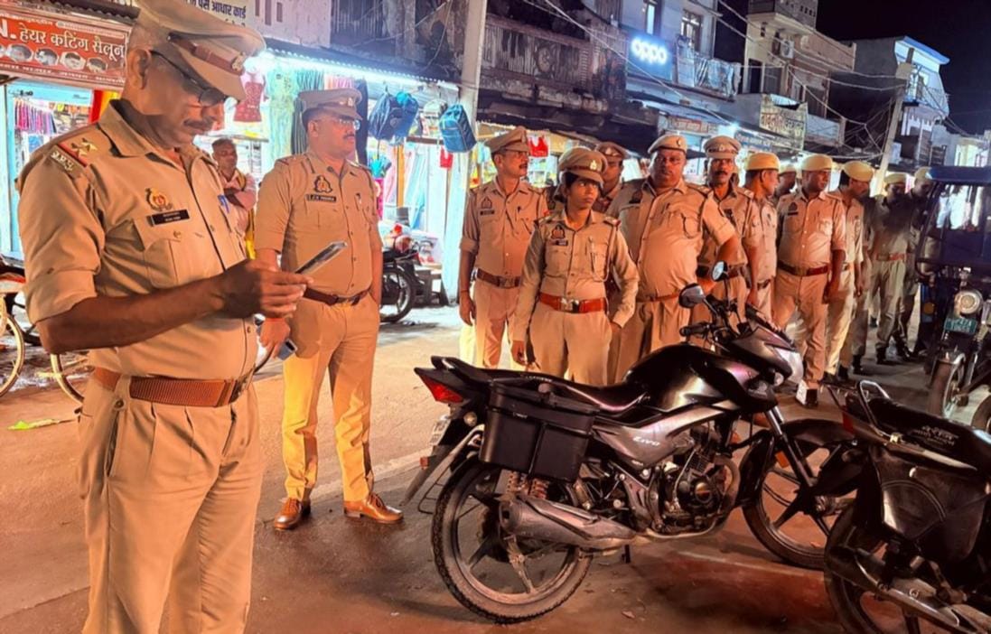 कटरा क्षेत्र में अतिक्रमण हटवाते पुलिसकर्मी।-