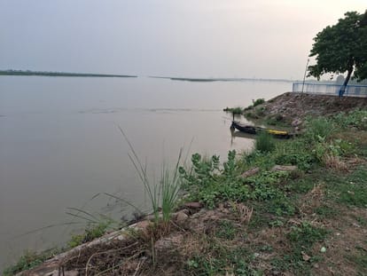 कटरिया-चांदपुर तटबंध से सट कर बहती सरयू की धारा संवाद