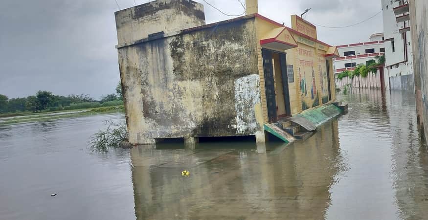 Water accumulated on the roads after an hour and a half of rain.
