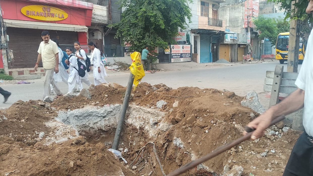 Road on Khandsa Road dug up at night; traffic disrupted.