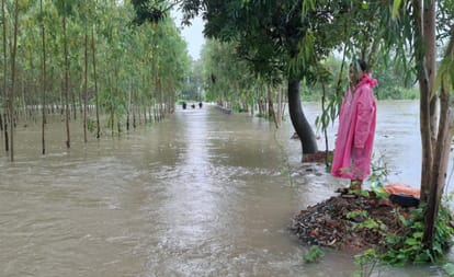 खकरा नदी में उफान के बाद जलमग्न हुआ न्यूरिया-रामपुर बौरख मार्ग का रपटा पुल, दूर तक पानी में डूब