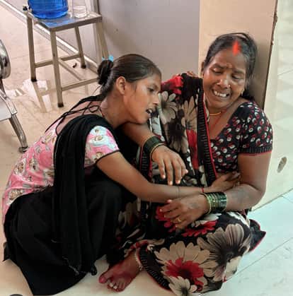 मेडिकल कॉलेज के इमरजेंसी वार्ड के बाहर रोते बितखते मृतक संजय के परिजन। संवाद