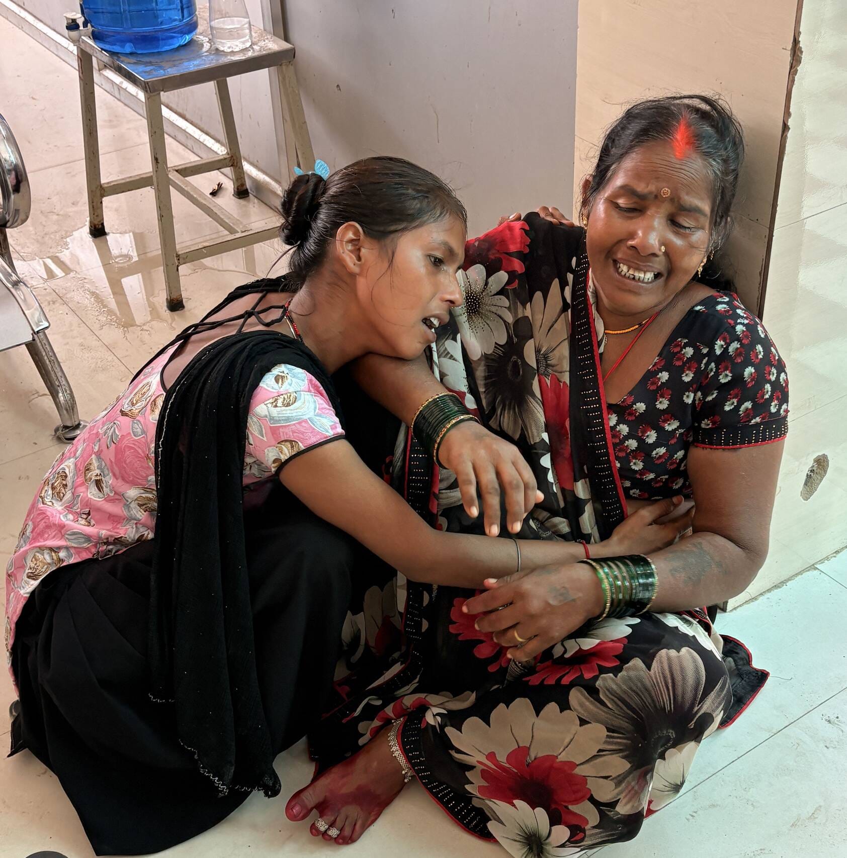 मेडिकल कॉलेज के इमरजेंसी वार्ड के बाहर रोते बितखते मृतक संजय के परिजन। संवाद