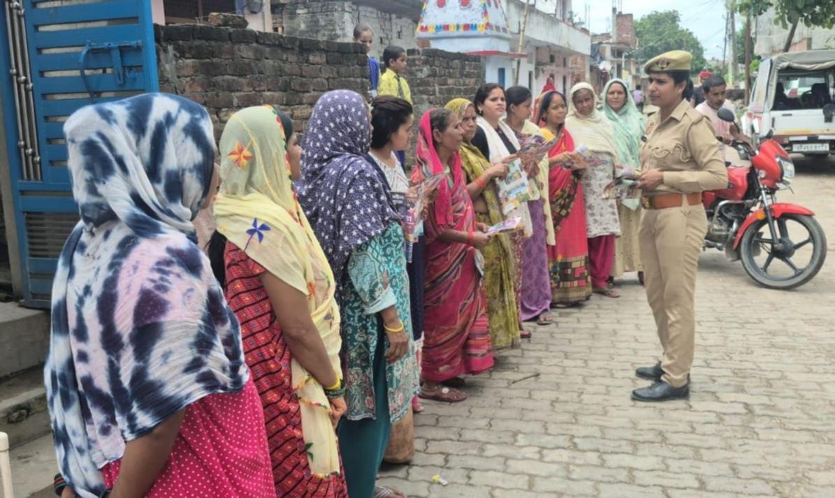 महिलाओं को जागरूक करती महिला आरक्षी।-