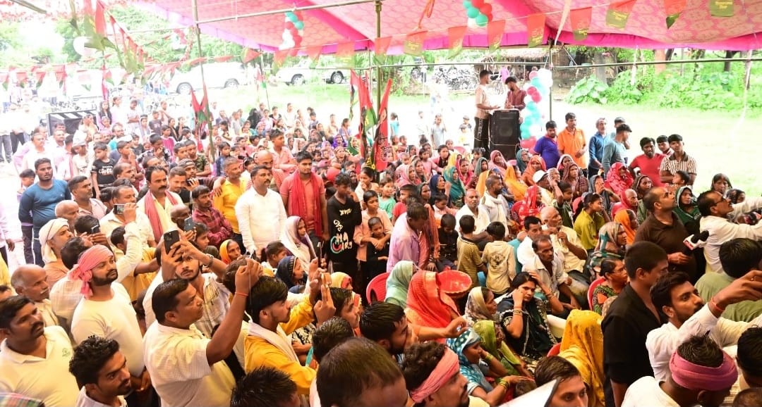 मेंहनगर में समाजवादी पार्टी की ओर से पीडीए की बैठक में मौजूद लोग। श्रोत-पार्टी