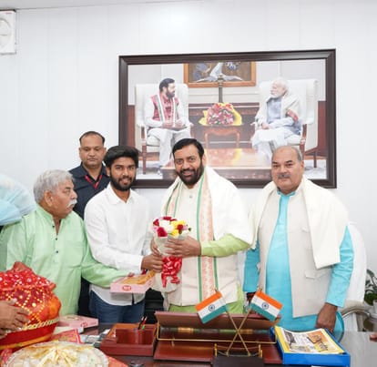 मुख्यमंत्री नायब सैनी से मिले धारूहेड़ा नगर पालिका के उप चेयरमैन अमन राव
