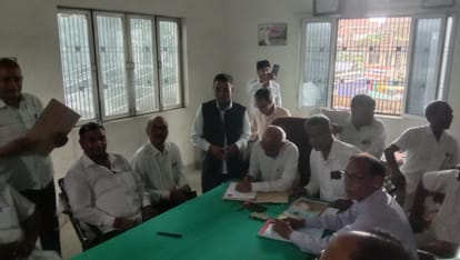 मड़ियाहूं में नामांकन पत्र खरीदते अधिवक्ता। संवाद