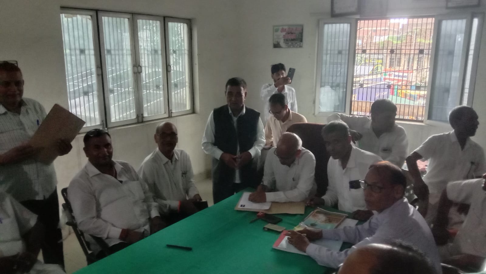 मड़ियाहूं में नामांकन पत्र खरीदते अधिवक्ता। संवाद