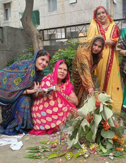 नोएडा। सेक्टर 73 में हलछठ मनाती महिलाएं ।