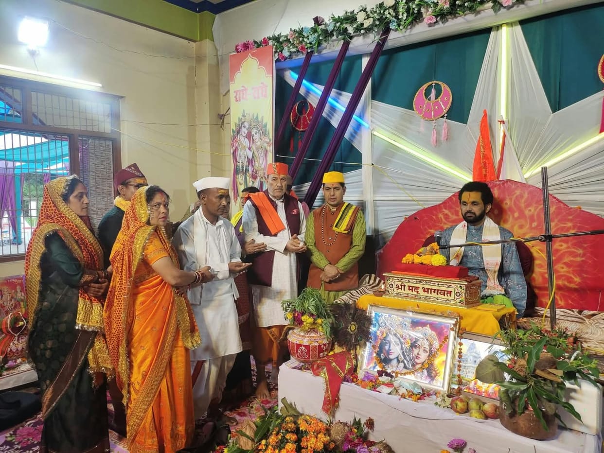 Devotees flocked to the Risheshwar Mahadev Temple to listen to the Bhagwat Katha.