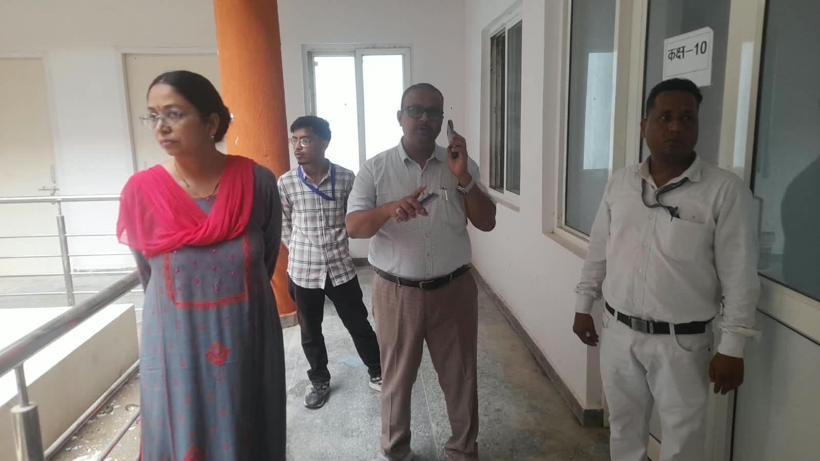 नगर निगम के नए भवन में कमरों के आवंटन के कार्य का निरीक्षण करते हुए नगर आयुक्त सौम्या गुरुरानी।