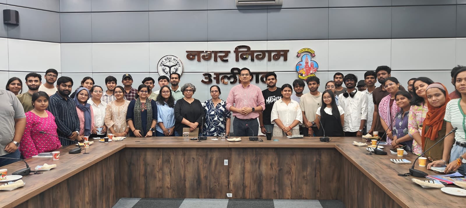 नगर निगम में छात्र-छात्राओं के साथ नगर आयुक्त और मेयर। संवाद